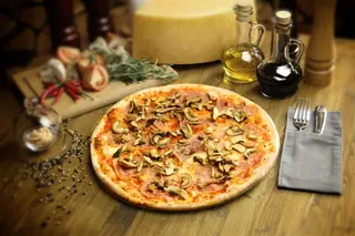 10 Prosciutto e funghi schiacciata