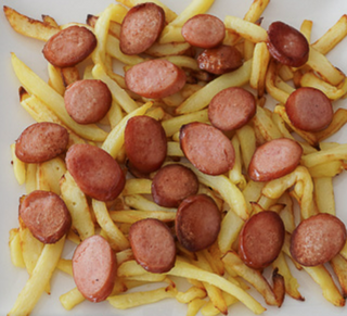 Bandeja de salchichas y patatas