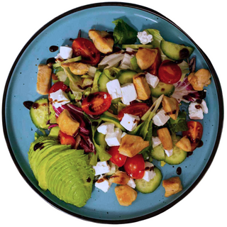 Salata cu pui si avocado