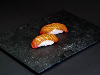 Nigiri de salmón (2 pzs.)