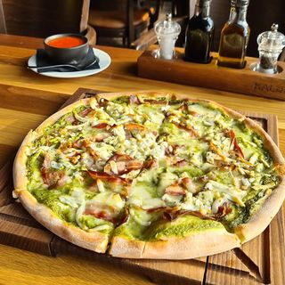 Pizza sa spanaćem, pančetom i pinjolima