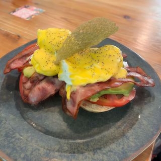 Huevos Benedict Con Bacon