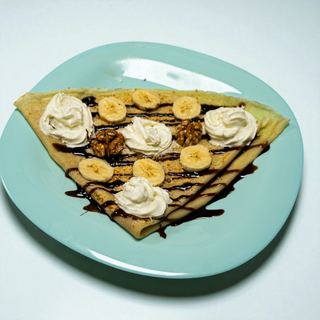 Palačinka sa kremom, orasima i šlagom