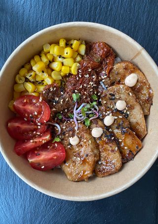 Боул с пилешко месо