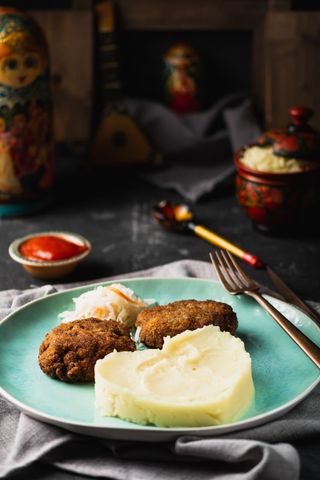 ოჯახური კოტლეტი გარნირით