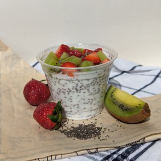 Кисело мляко с ЧИА ( 300гр) 275 кал.