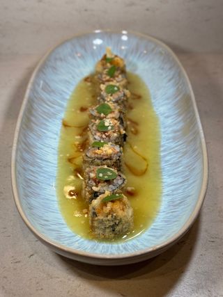 Uramaki tempurizado de anguila y foie