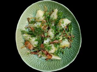 Відварна картопля з зеленню, смаженим беконом та цибулею