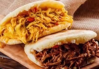 Arepa Con Pollo Mechado (1 Ud.)