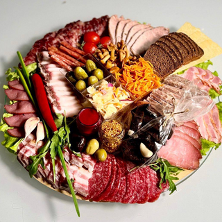 Zestaw białoruski mięsny XXL2kg z asortymentem sałatek i deserów