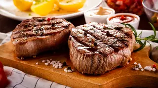 Medalione de vitel in sos de visine