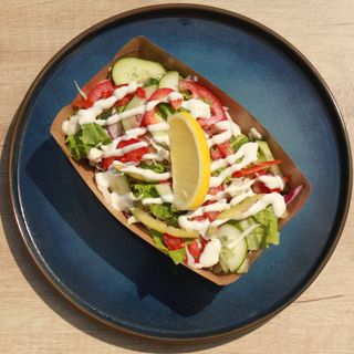 Картопля з овочами і соусом