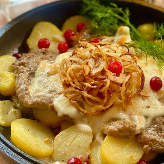 Шия під сирним соусом запечена з картоплею