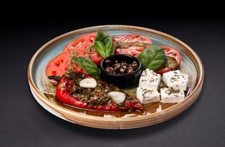 Градински домати с печени чушки и фета