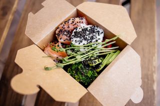 Боул з кус-кусом, овочами та лососем