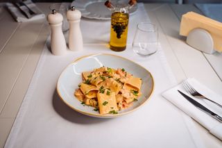 Pacheri cu piept de pui şi roşii cherry 