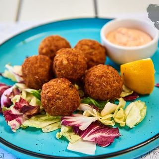 Chiftelute din peste, sos cocktail si paine prajita