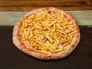 Pizza con pomodoro, mozzariso, patate e cipolla