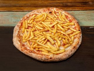 Pizza con pomodoro, mozzariso, patate e cipolla