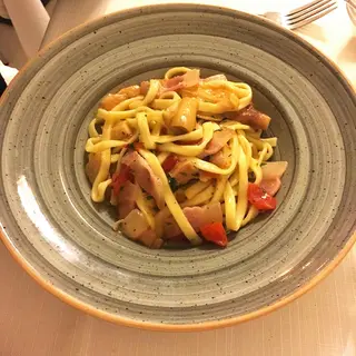 Tagliatelle con guanciale, porcini e pomodoro ciliegino 