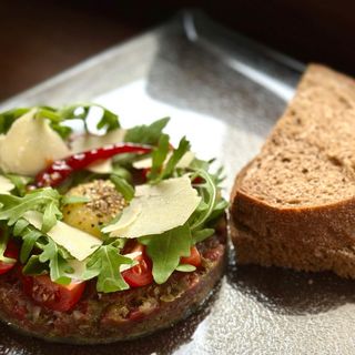 Тар тар із телятини з каперсами та корнішонами