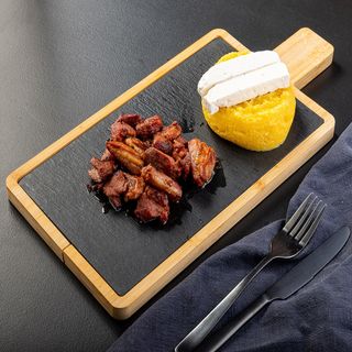 Pastramă de oaie cu mămăliguță și mujdei