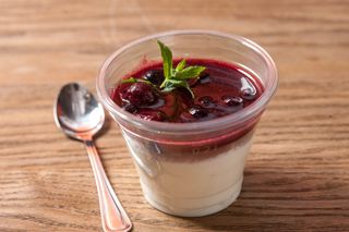 Панна Котта з ягідним соусом (200г)