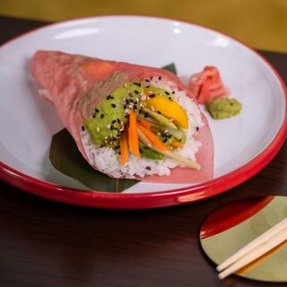 Temaki di guacamole, carote, cetrioli e mango