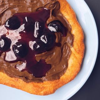 мекица с течен шоколад и сладко от вишни