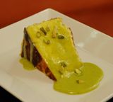 Баскський чізкейк з фісташковим соусом