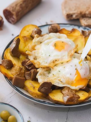 Huevos rotos con boletus