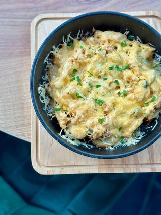 Картопля запечена з куркою та беконом