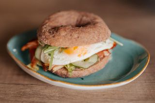 Keto bajgiel z awokado, jakiem sadzonym i chipsami z boczku