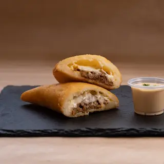 Empanada De Carne Mechada y Queso Gouda