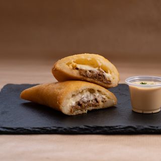 Empanada De Carne Mechada y Queso Gouda