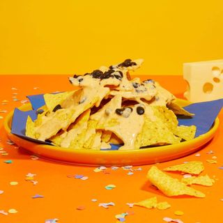 Nachos cu sos de brânză cu fasole