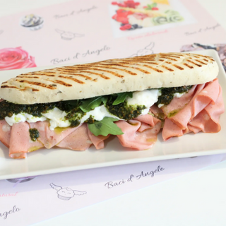 Panino di Mortadella e burrata con pesto