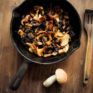 Sartén De Setas con patatas fritas y huevos