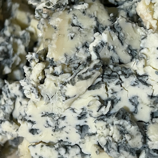 Tapa de quesos con picotas y laminas de pan 