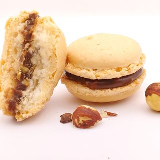 Macarons cu crema de ciocolata cu lapte si alune de padure