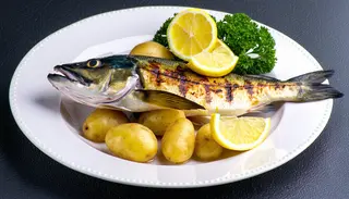 Meniu dorada grill cu cartofi natur si lamaie