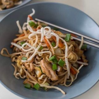 Шанхай Нудли със сьомга и зеленчуци+бонус кока кола