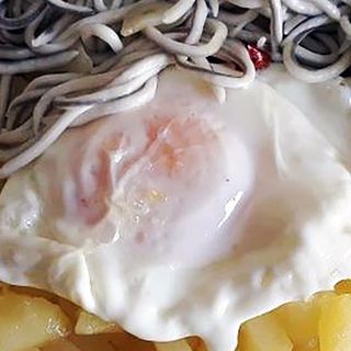 Patate con gulas, uovo frito, gamberi e parmigiano