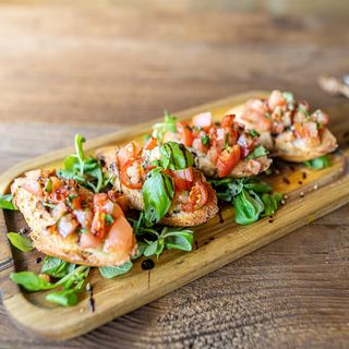 Bruschetti tomato & basil