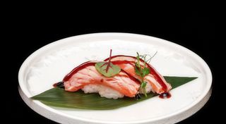 327. Nigiri salmone flambe - 2 pezzi