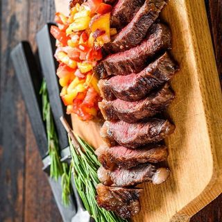 Entraña De Ternera Sobre Patatas Fritas