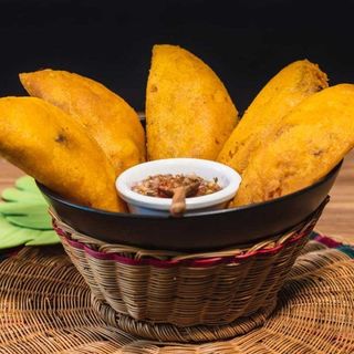 ANTOJO COMPLETO 6 Empanadas surtidas + 2 salsas 