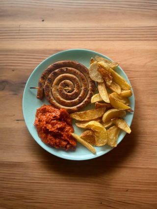 Карначе с пържени картофи и лютеница