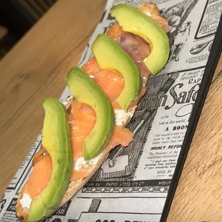 Tostada salmón queso Filadelfia y aguacate 