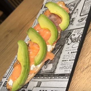 Tostada salmón queso Filadelfia y aguacate 